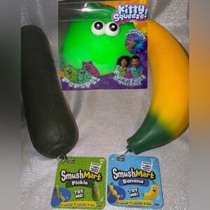 Kitty Squeeze squishy package includes 1 Kitty squishy, 1 banana & 1 pickle